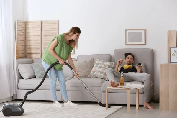 Lazy Husband Lying Sofa His Wife Cleaning Home — Stock Photo, Image