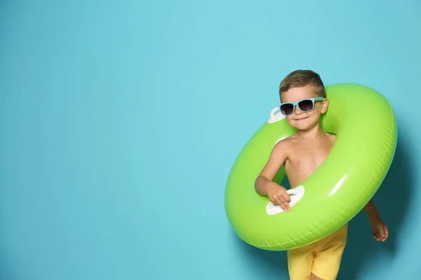 Menino Bonito Com Anel Inflável Fundo Cor — Fotografia de Stock