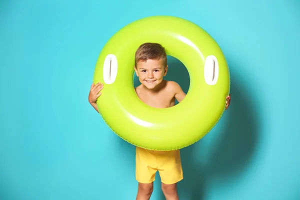 Menino Bonito Com Anel Inflável Fundo Cor — Fotografia de Stock