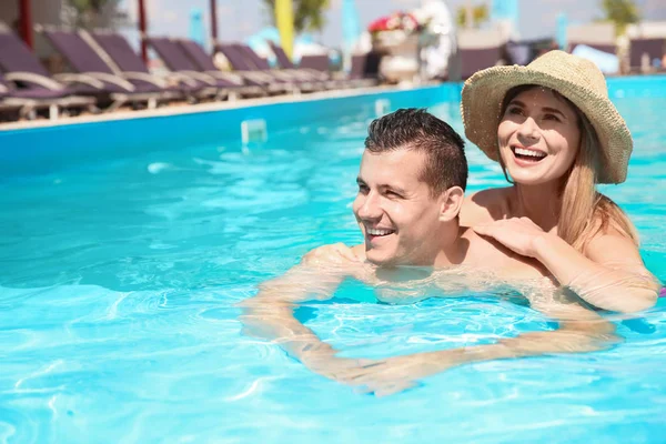 Glückliches Paar Entspannt Sich Blauen Pool Freien — Stockfoto