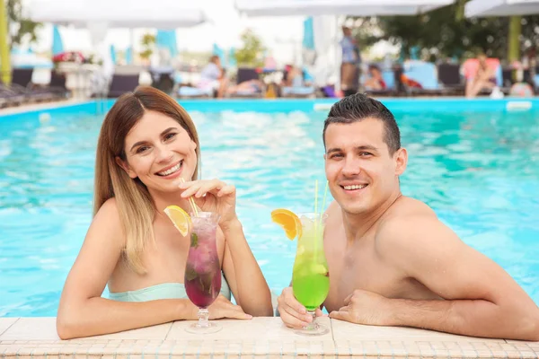 Glückliches Paar Mit Cocktails Blauen Swimmingpool Freien — Stockfoto
