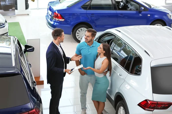 Prodavač Poradenství Mladý Pár Autosalonu — Stock fotografie