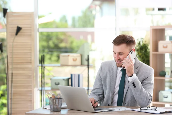 Jonge Zakenman Praten Telefoon Terwijl Het Gebruiken Van Laptop Aan — Stockfoto