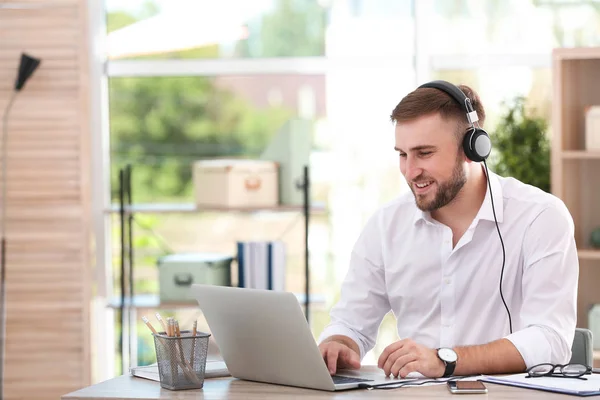 Молодий Бізнесмен Використовує Ноутбук Слухає Музику Столом Офісі — стокове фото