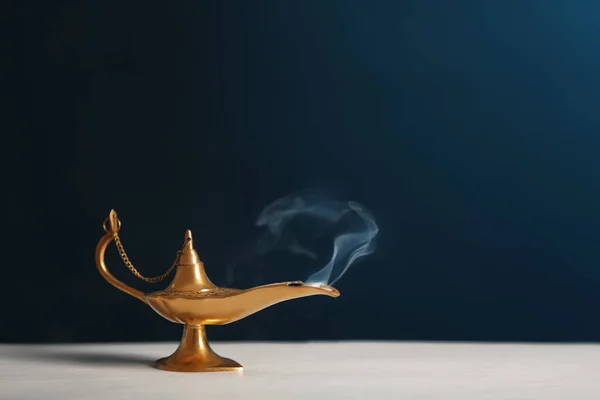 Aladdin Lampa Přání Stole Před Tmavým Pozadím — Stock fotografie