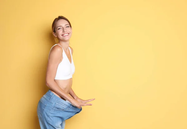 Jovem Mulher Magra Jeans Grandes Velhos Mostrando Seus Resultados Dieta — Fotografia de Stock