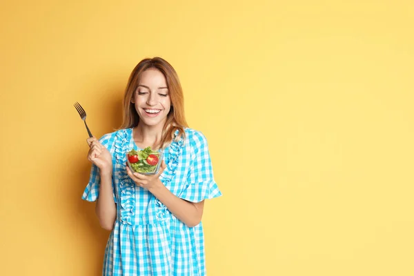 Mujer Delgada Feliz Con Ensalada Sobre Fondo Color Dieta Pérdida — Foto de Stock