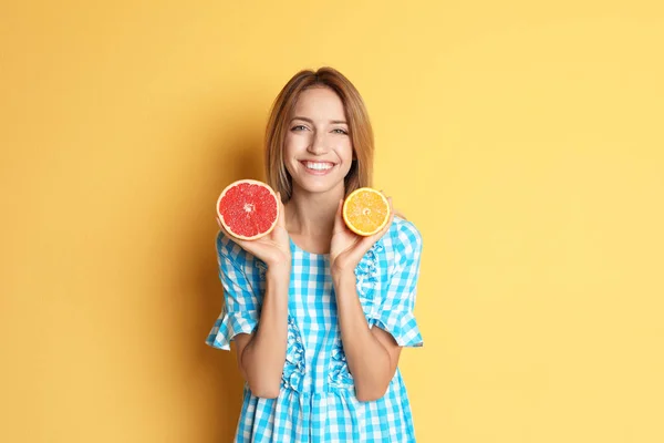 Mujer Delgada Feliz Con Pomelo Naranja Sobre Fondo Color Dieta — Foto de Stock