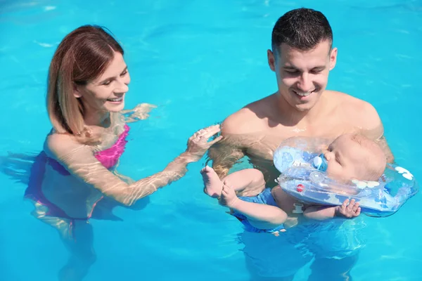 Güneşli Açık Havada Yüzme Havuzunda Küçük Bebek Ile Mutlu Anne — Stok fotoğraf