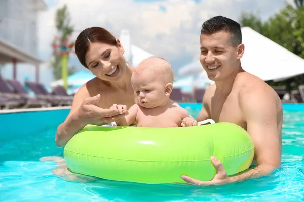 Güneşli Açık Havada Yüzme Havuzunda Küçük Bebek Ile Mutlu Anne — Stok fotoğraf