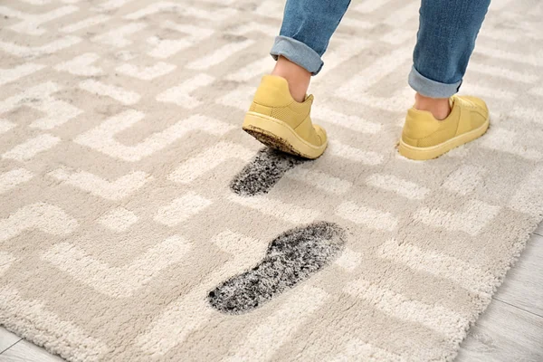 Person Dirty Shoes Leaving Muddy Footprints Carpet — Stock Photo, Image