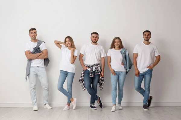 Grupp Ungdomar Jeans Nära Ljus Vägg — Stockfoto