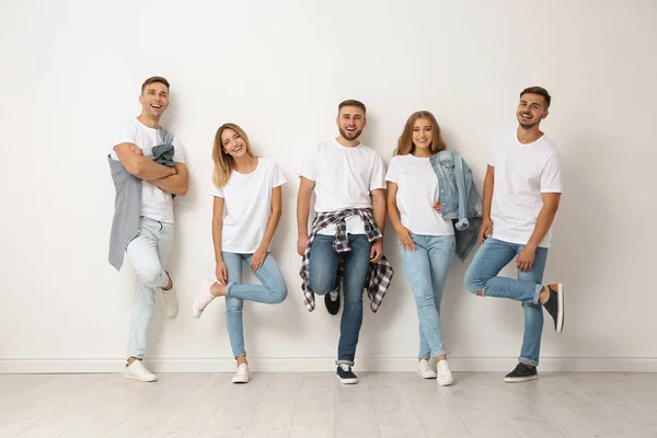 Grupo Jóvenes Jeans Cerca Pared Luz — Foto de Stock