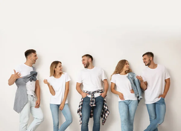 Grupp Ungdomar Jeans Ljus Bakgrund — Stockfoto