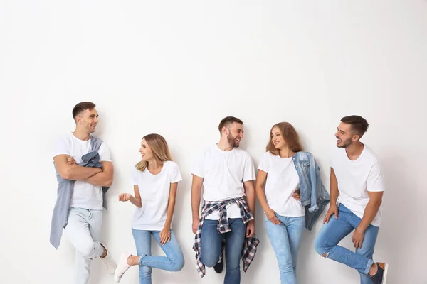 Grupo Jóvenes Jeans Sobre Fondo Claro — Foto de Stock