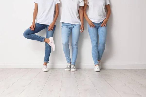 Gruppo Giovani Donne Jeans Vicino Alla Parete Luminosa — Foto Stock