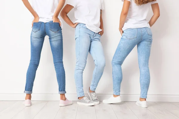 Grupo Mujeres Jóvenes Jeans Cerca Pared Luz — Foto de Stock