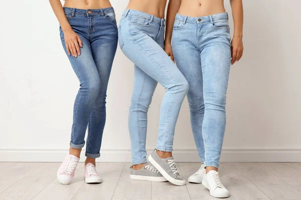 Gruppen Unga Kvinnor Jeans Nära Ljus Vägg — Stockfoto