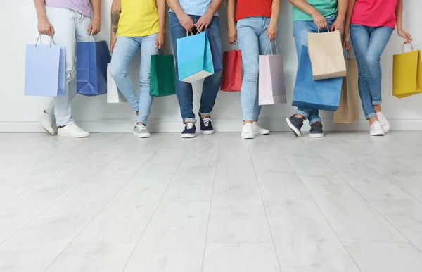 Groupe Jeunes Avec Des Sacs Provisions Près Mur Léger — Photo