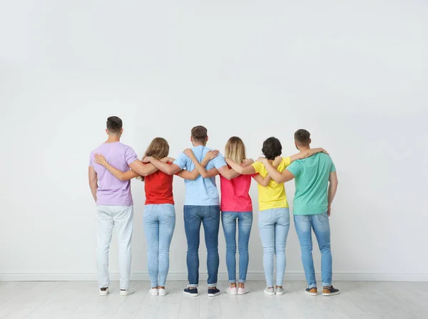 Grupp Unga Människor Kramar Varandra Nära Ljus Vägg Unity Konceptet — Stockfoto