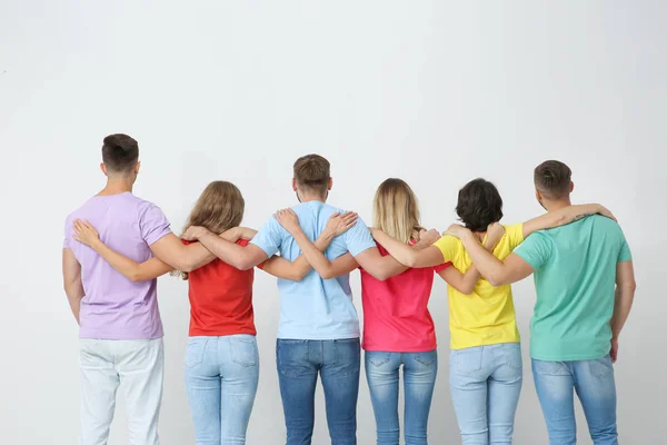Grupp Unga Människor Kramar Varandra Ljus Bakgrund Unity Konceptet — Stockfoto