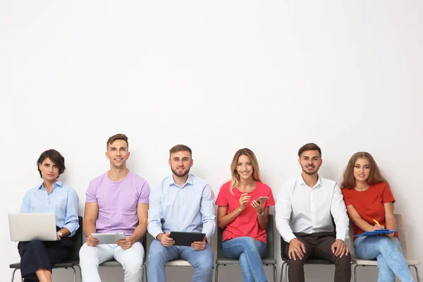 Grupo Jóvenes Espera Entrevista Trabajo Cerca Pared Luz —  Fotos de Stock