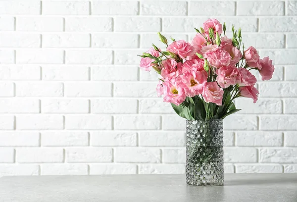 Duvara Karşı Masada Güzel Eustoma Çiçekli Vazo — Stok fotoğraf
