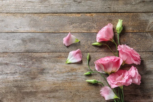 Plat Lag Samenstelling Met Prachtige Eustoma Bloemen Houten Achtergrond — Stockfoto