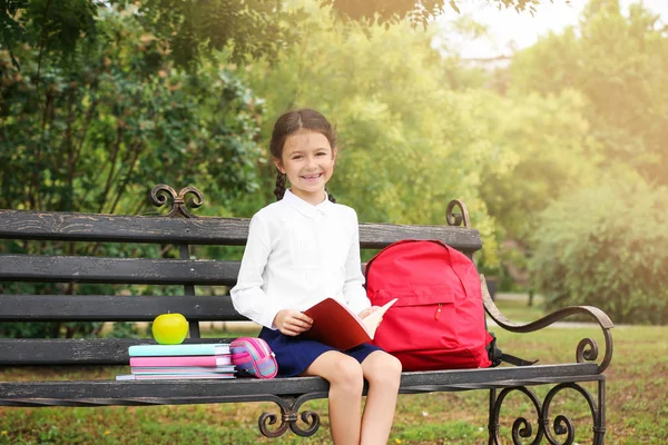 Aranyos Kis Iskola Gyerek Írószer Könyvével Padon Park — Stock Fotó