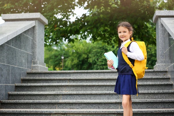 Leuke School Kind Met Briefpapier Buurt Van Trap Park — Stockfoto