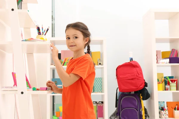 Enfant Mignon Choisissant Papeterie Scolaire Magasin — Photo