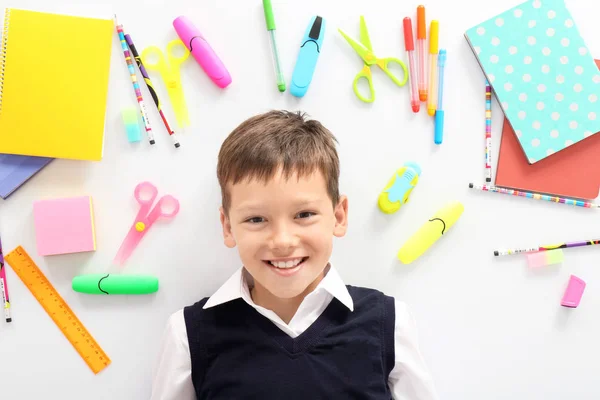 Schattig Kind Omringd Door School Briefpapier Witte Achtergrond — Stockfoto