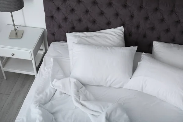 Мягкие Белые Подушки Удобной Кровати Помещении — стоковое фото