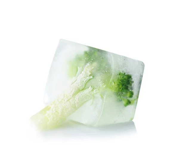 Brócoli Fresco Cubo Hielo Sobre Fondo Blanco Hortalizas Congeladas — Foto de Stock