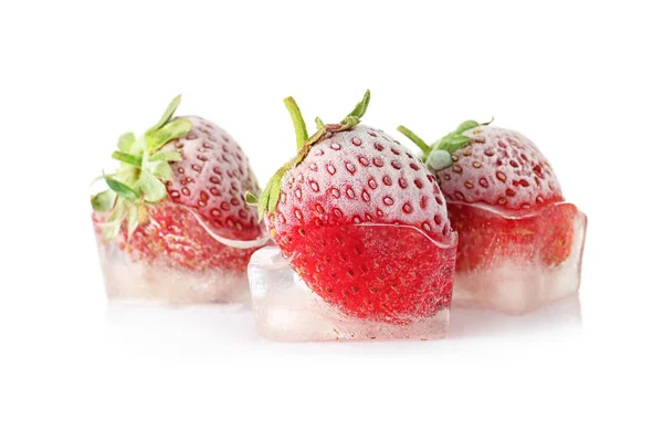 Frische Erdbeeren Eingefroren Eiswürfeln Auf Weißem Hintergrund — Stockfoto