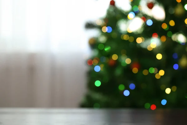 Розмитий Вид Ялинку Яскравими Різдвяними Вогнями Біля Столу Приміщенні — стокове фото