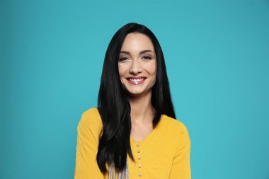 Boho makyaj renk arka plan üzerinde şık kıyafeti ile genç hippi kadın portresi