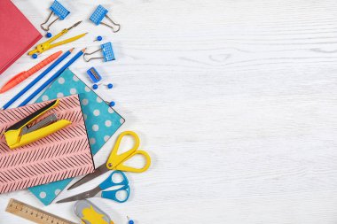 Ahşap arka plan, düz tasarım alanı olan farklı okul kırtasiye yatıyordu