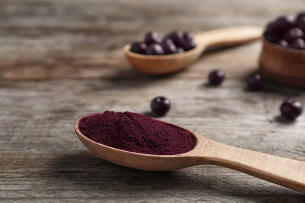Acai Toz ahşap masa üzerinde kaşıkla
