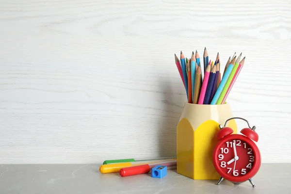 Diferentes Artículos Papelería Escuela Mesa Contra Fondo Claro — Foto de Stock