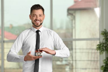 Emlakçı ev modeli, holding