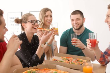 Gençler eğleniyor kapalı lezzetli pizza partisi
