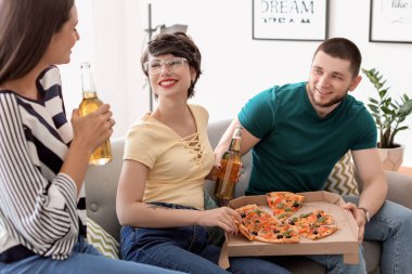 Gençler eğleniyor kapalı lezzetli pizza partisi