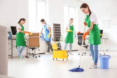 Profesyonel kapıcı üniformalı ofis temizlik ekibi