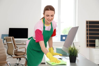 Genç kadın önlük ve eldiven office Temizleme