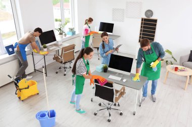 Profesyonel kapıcı üniformalı ofis temizlik ekibi