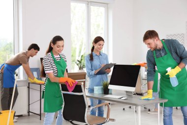 Profesyonel kapıcı üniformalı ofis temizlik ekibi