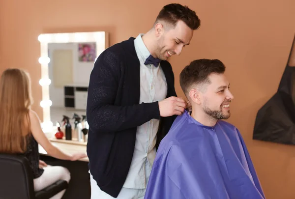 Coiffeur Professionnel Travaillant Avec Client Dans Salon Beauté — Photo