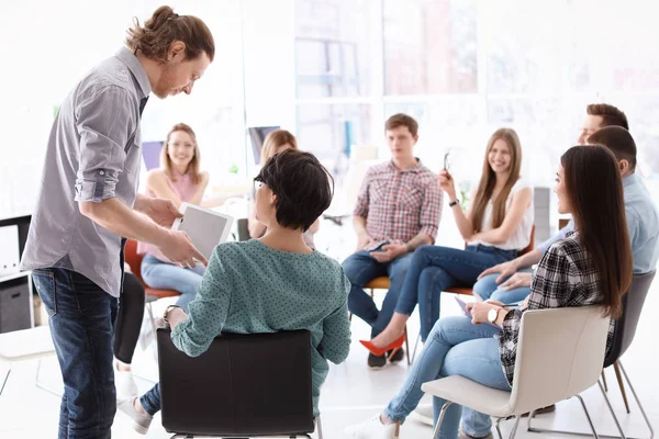 Entrenador Negocios Masculino Dando Una Conferencia Oficina — Foto de Stock