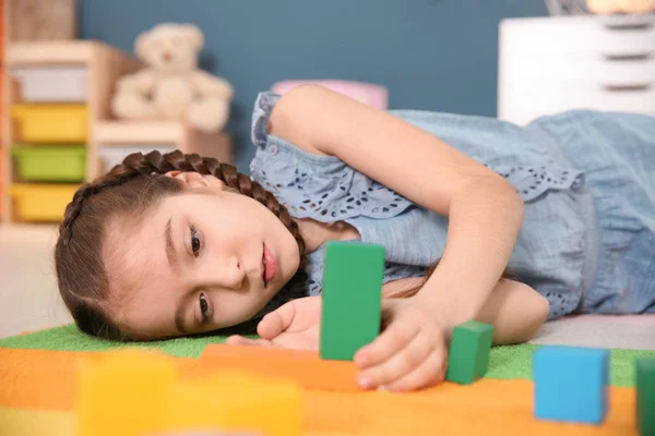Маленькая Аутистка Играет Кубиками Дома — стоковое фото